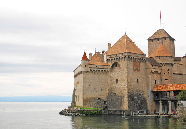 あの胃腸薬の名前の由来となった レマン湖畔にたたずむ神秘的な城今日の絶景