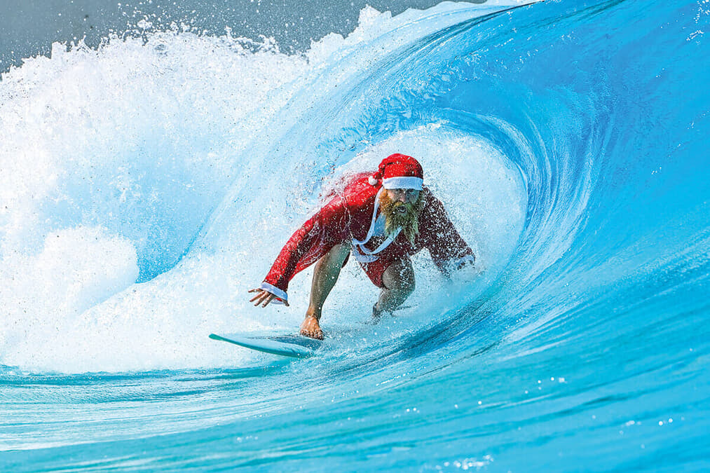 サーフィンをするサンタ - サンタクロースのストックフォトや画像を多数ご用意