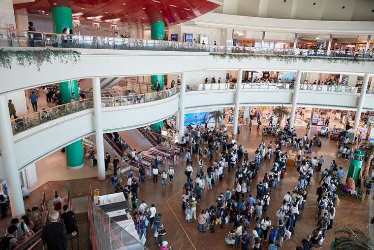 ✈️展望デッキ✈️ 国際線エリア4階にある見学者デッキでは、離発着する飛行機を眺めることができます🛫☺️また、飛行機から出る力強いの”エンジン音”を聞けるのも、屋外にある展望デッキの楽しみの一つです♪ 皆様もぜひ足を運んでみてください✨那覇空港那覇空港