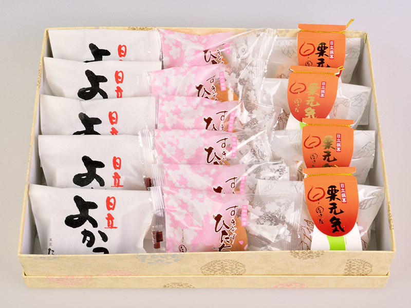 日立駅は、観光名所でもあり、お土産や手土産を買いにも行けて楽しい♪,もしかして豆本の観光案内が入ってるのかと思い込みガチャガチャを回した 末っ子に回させた 結果です😂,