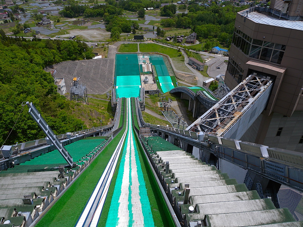 北アルプスの麓にある大自然と共生する巨大なジャンプ台、昭和生まれなら長野オリンピックの感動が蘇る白馬スキージャンプ競技場無建設の森