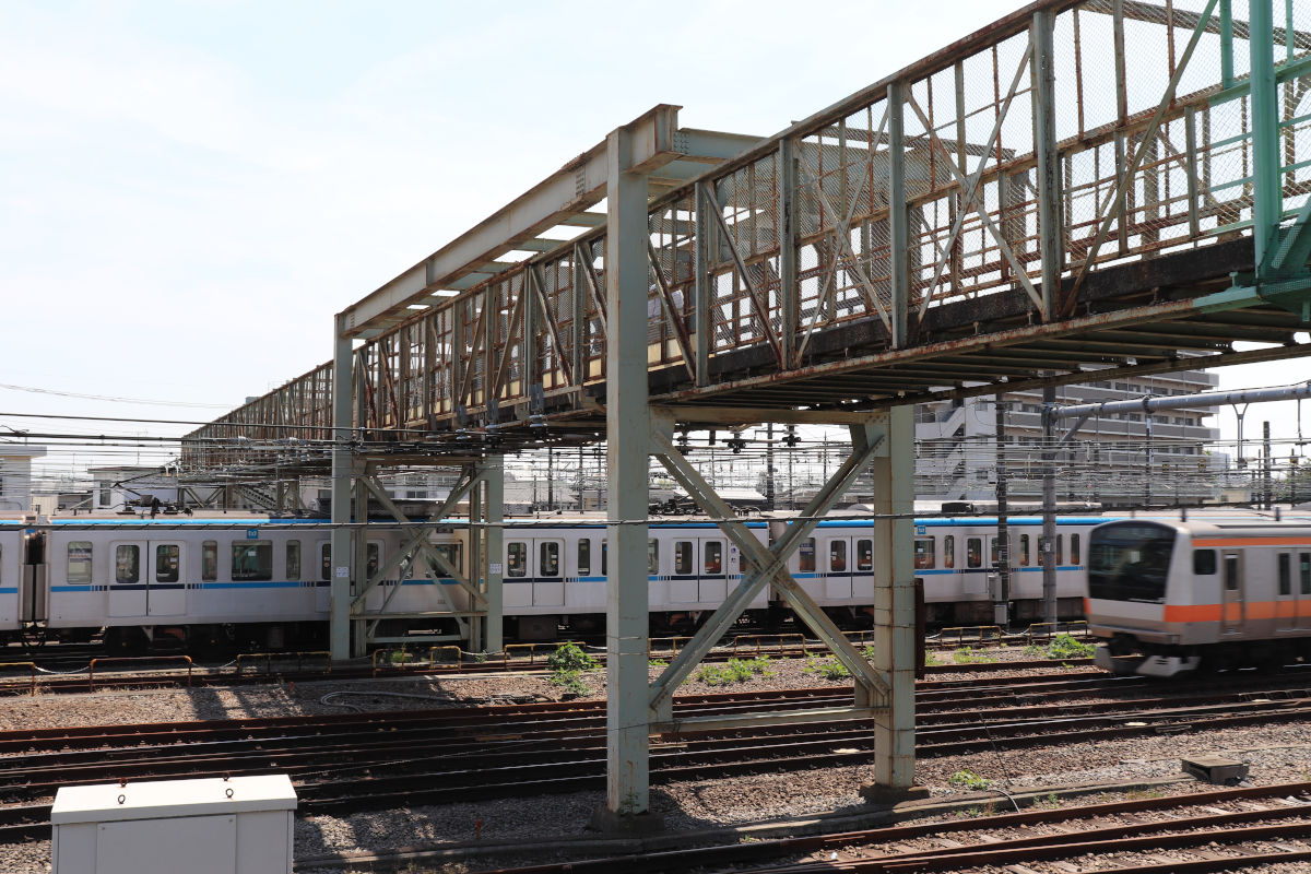 三鷹跨線 こせん 人道橋から見える三鷹駅方面の無料の写真素材