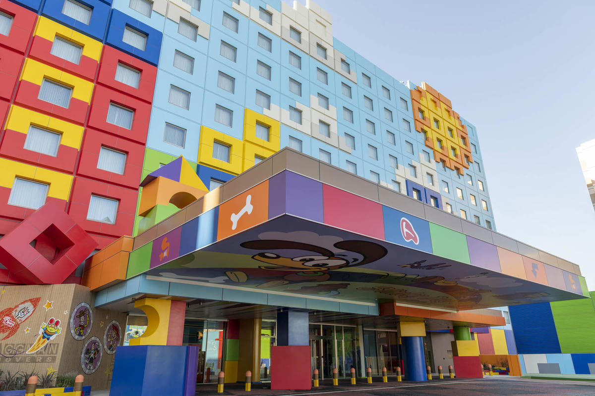 東京ディズニーリゾート・トイ・ストーリーホテル」オープン、“おもちゃの世界”広がるディズニーホテル - ファッションプレス