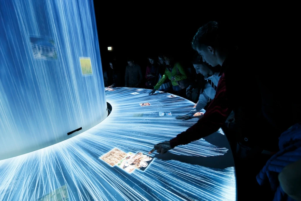 ミラノ万博日本館で新機軸のアプリ展示、2020年に向け外国人対応の予行演習日経クロステック xTECH