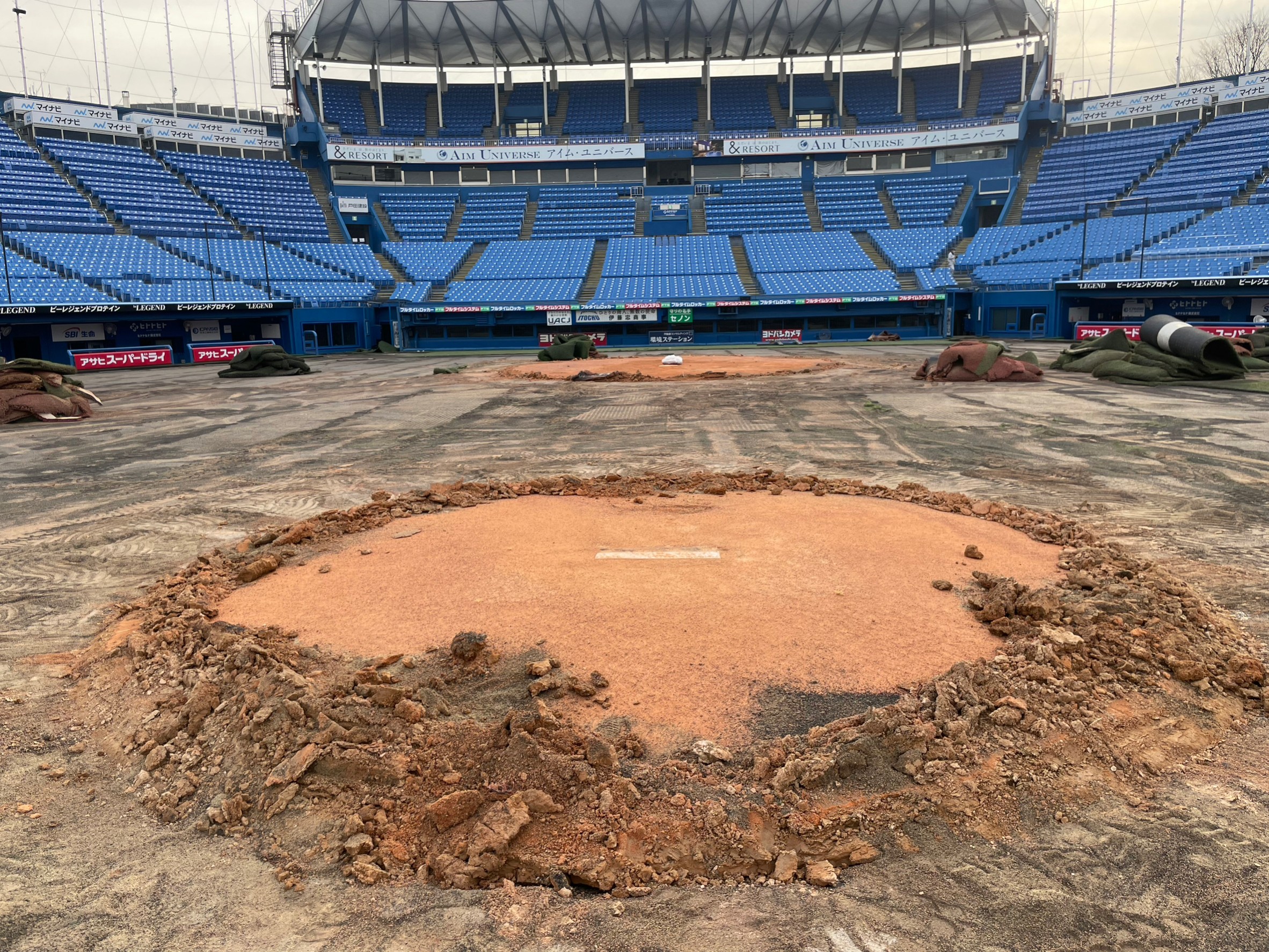 今日10月2日はロバーツ選手の命日です。 写真は1968年頃、父親が撮ったロバーツ選手の１発です。 父親の勤めていた会社が神宮球場のネット裏のボックスシートを持っていましたが、巨人戦以外は人気が無く、よく貰いました。外野席がまだ芝生です。1ドル360円、ビートルズ