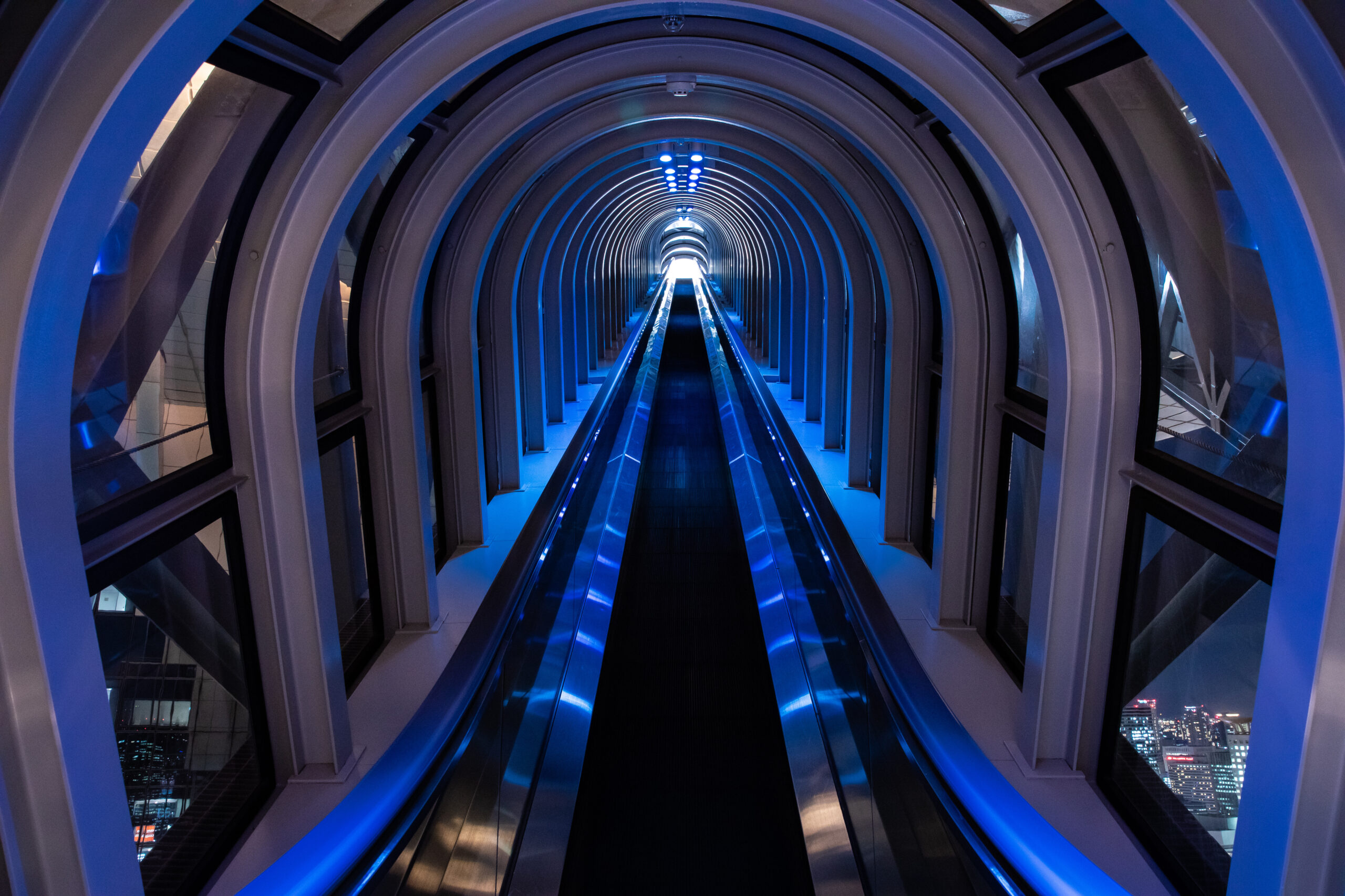 梅田スカイビル」建築美と大阪の夕景を楽しむアートツアー −建築家・原広司氏の美学に触れる−