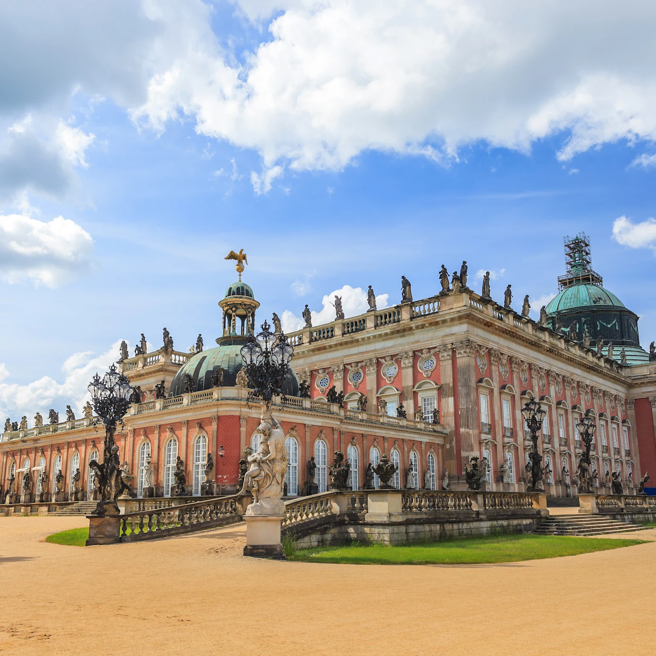 ベルリン発サンスーシ宮殿とクアフュルステンダム通り半日ツアーKlook