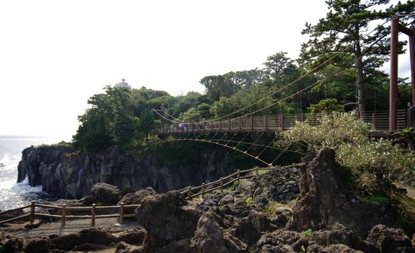 城ヶ崎海岸の断崖絶壁と、門脇吊り橋と門脇崎灯台から眺める大海原 – ドライブデート.com