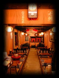 やって来ました！ 俳優の西村和彦さんのご実家の四ツ辻「にしむら亭」へ！ 母も妹も頑張って登りました。 にしむら亭でけつねうろんといなり寿司をいただきましょう！お出汁がめちゃくちゃ美味しい！お揚げさんも分厚くておいなりさんも酢飯の具合と甘辛のお揚げの炊き