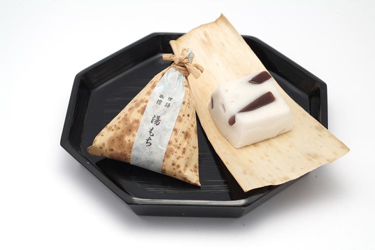 春の水盤テラス。 季節に合わせたピンク色の浴衣は、 真っ青なテラスとの相性抜群です。 箱根・芦ノ湖