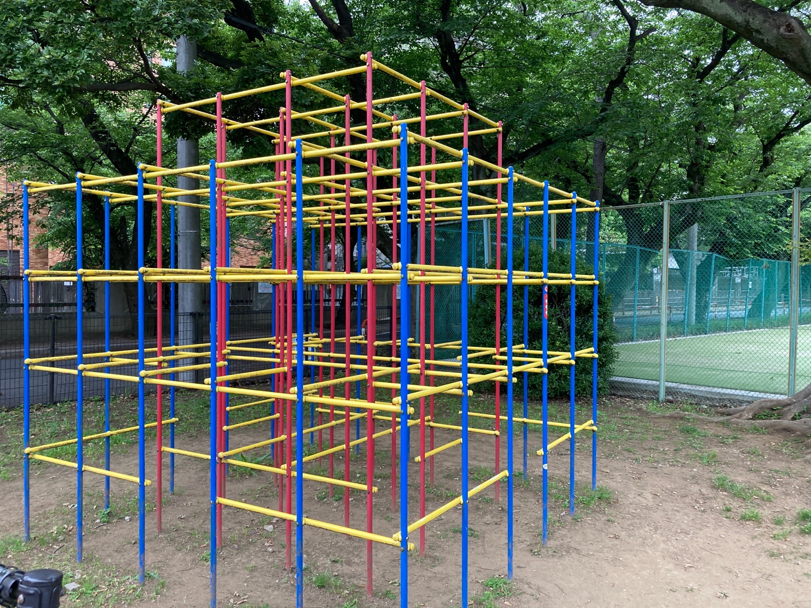 着水プールにも水が入り プールサイドに柵が準備され スライダーの説明も張り出されました😀✨ ⁡