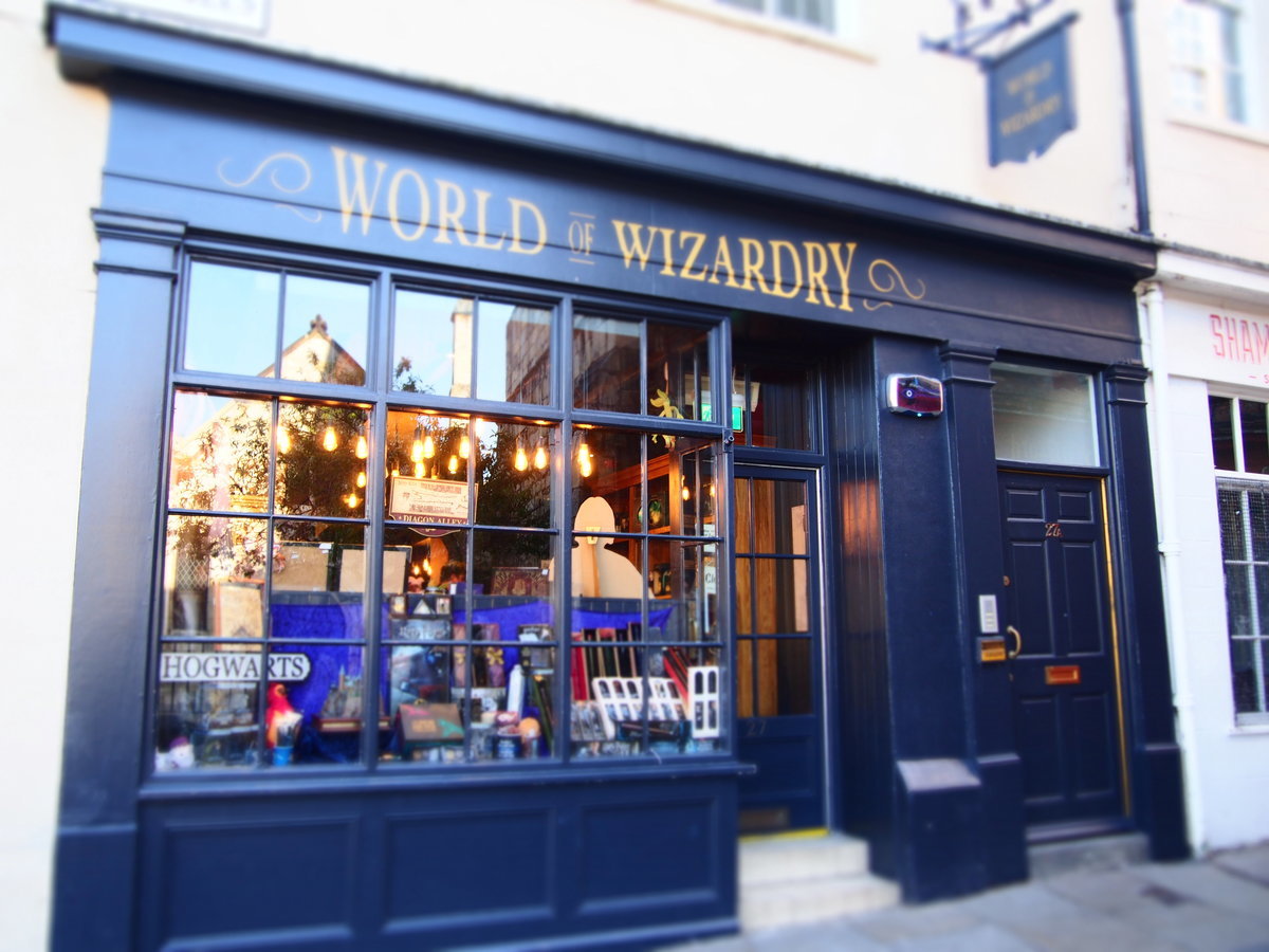 シャンブルズの夜景、ヨークの歴史的な通り、桟橋の床を備えた保存された中世の木造の建物、英国の写真素材・画像素材 Image 192873417