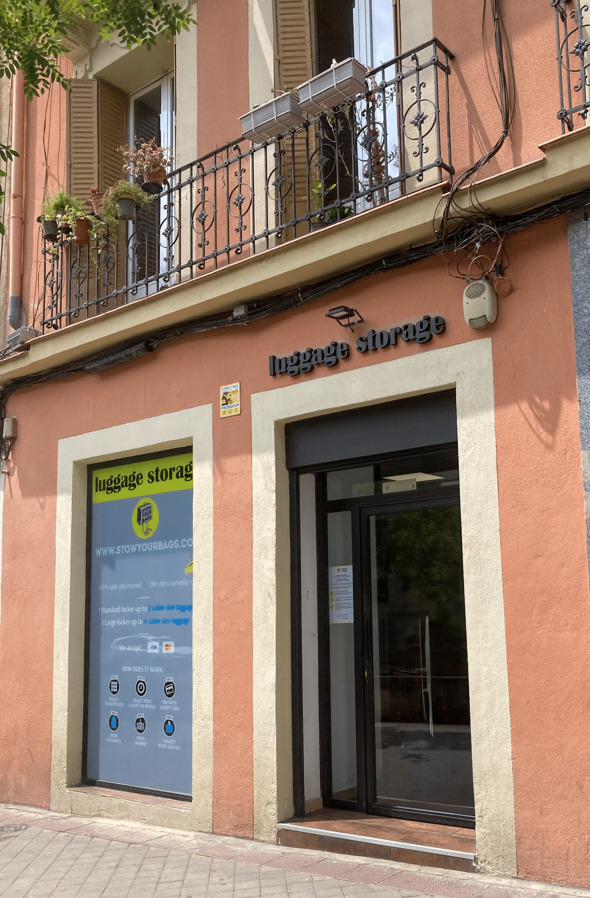 神戸市東灘区 いつの間に？阪神御影駅海側、コインロッカー横に、ガチャガチャが設置されています。200円～号外NET 神戸市灘区・東灘区