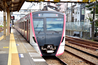 遂に新たな駅舎の屋根の姿が出現！！京急本線「神奈川新町」駅で進む駅ビル新設や橋上駅舎化を行う大規模改良工事！！超高層ビル・都市開発研究所