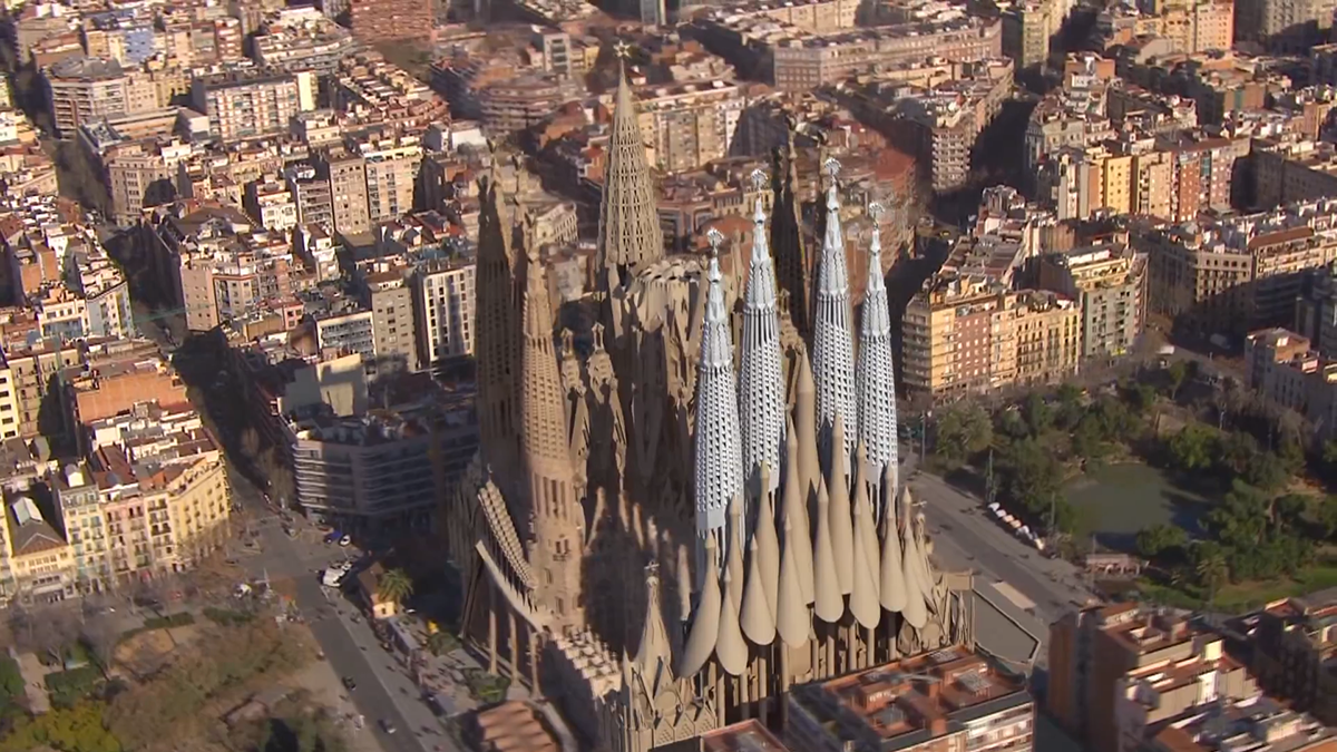 サグラダ・ファミリア バルセロナ県アシャンプラ地区 サグラダ・ファミリアの完成は2026年と言われていますが、これはメインタワーのことで、聖堂全体の完成は2034年ごろらしいです。La Sagrada