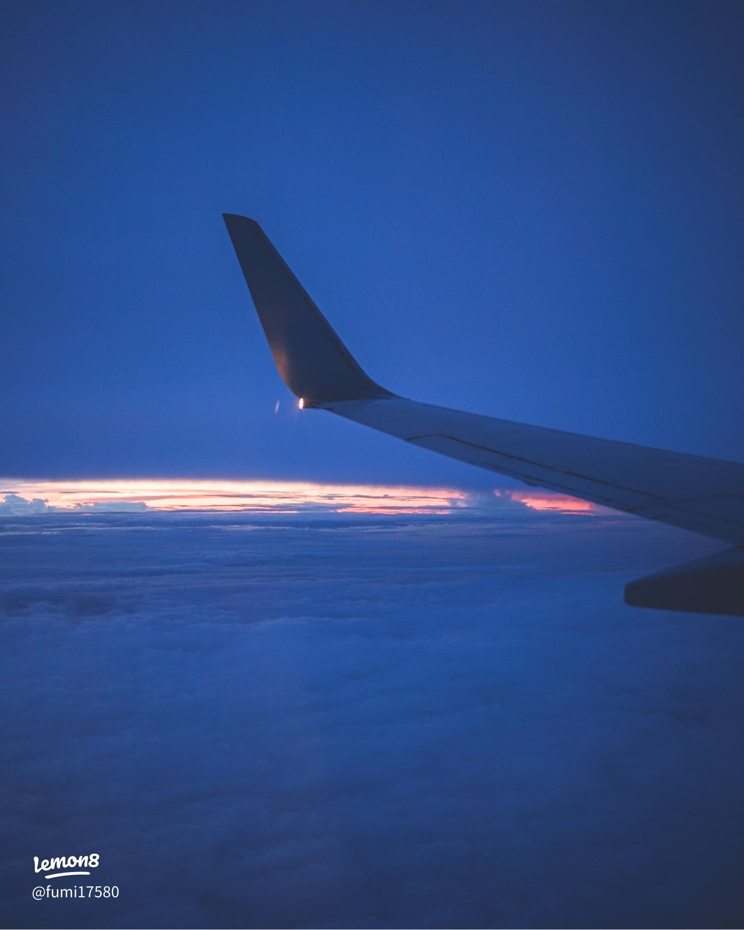 航空機の窓から見た日没の美しい景色。飛行機のウィンドウの画像保存パス。写真素材766407031Shutterstock