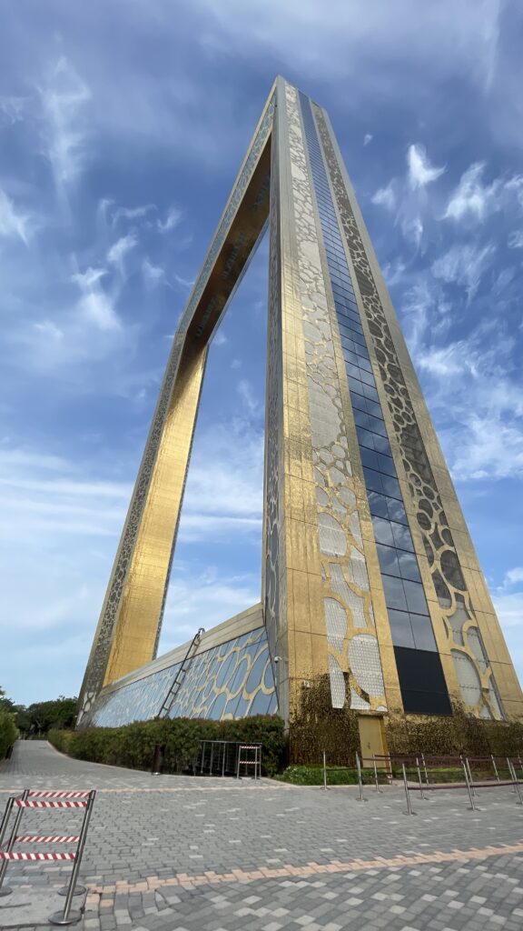 ドバイ最先端の観光スポット！世界一大きな額縁「ドバイ・フレーム」 – 異国のおたより