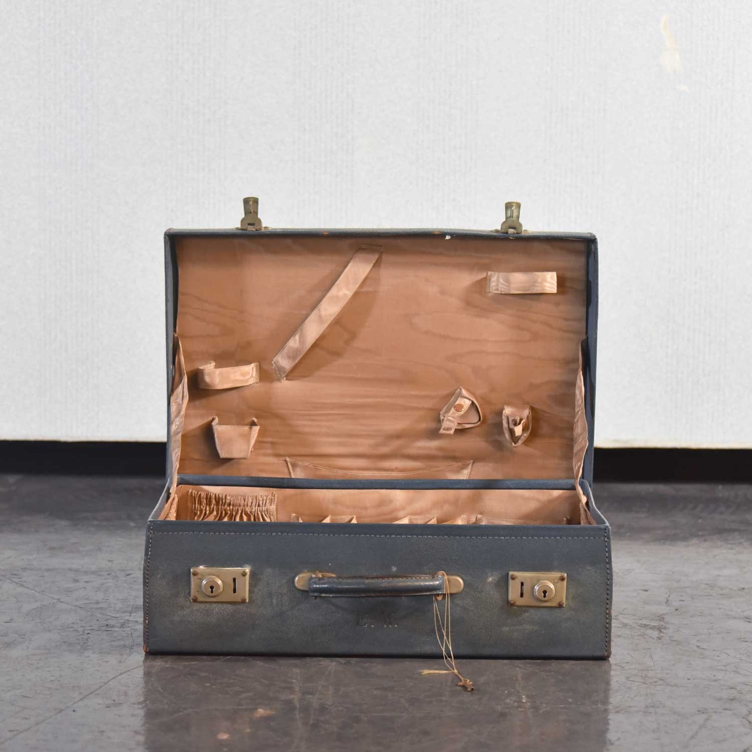 古いスーツケースは使える？重い昔の10年以上や20年前は経年劣化注意！寿命耐用年数買い替え時は？暮らしに旅するカタログ〜地球で見つけた、小さくて役立つもの