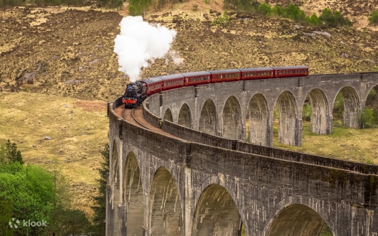 スコットランドの魔法の秋旅！ ジャコバイト号で絶景のなかを走ります🍂 @sekainoshasokara_tvasahi →📷フォロー・過去の投稿蒸気機関車ジャコバイト号の旅🚂映画「ハリー・ポッター」で魔法学校へ向かう