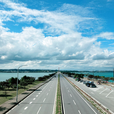 雄大な琵琶湖を一望！「びわ湖バレイ びわ湖テラス」山頂駅を降りると、一面に広がるびわ湖を眼下に、ソファやチェアに座ったり、カフェのお食事を楽しんだりできる、贅沢なくつろぎ空間が広がっています。幻想的な世界観を心ゆくまで堪能してください。こちらの素敵