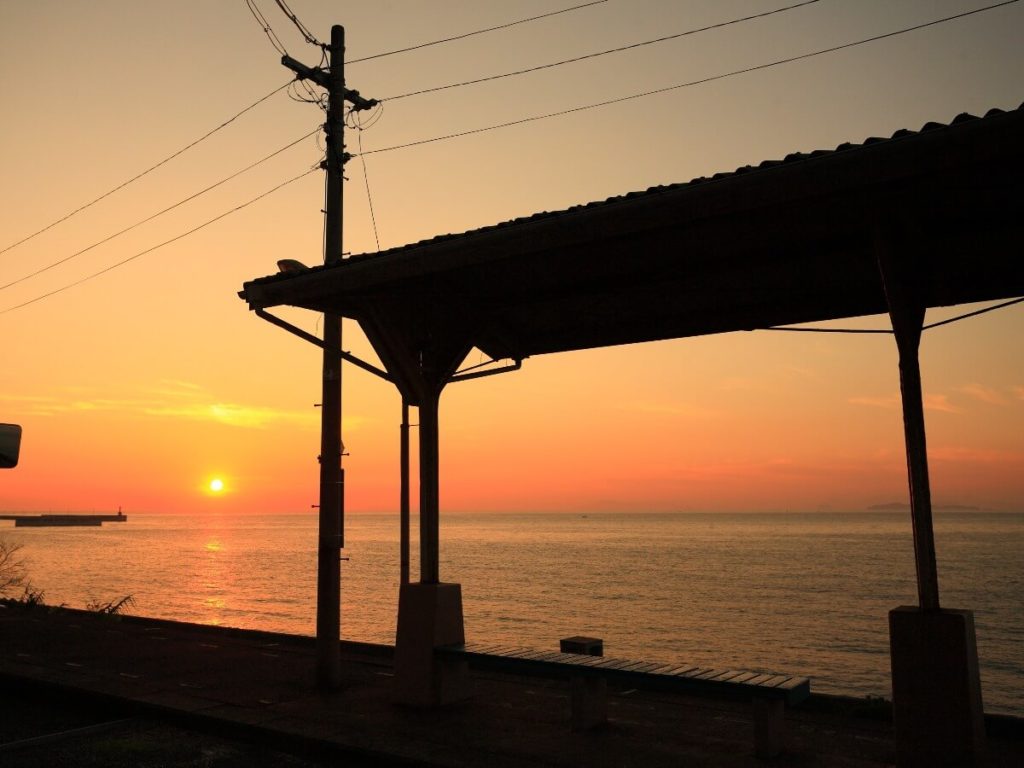 下灘駅 夕焼けが綺麗！！夕焼けの時間帯や電車の到着時刻は
