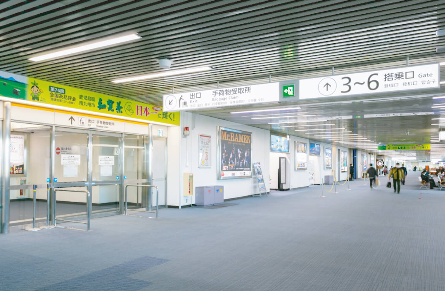 空港内で荷物を持って通路を通ってゲートに向かう乗客 写真背景 無料ダウンロードのための画像 - Pngtree