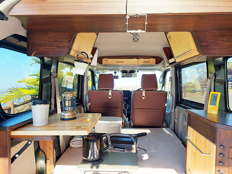 DAIHATSUアトレーの軽キャンパー！二段ベッドの車内は広々快適でポータブルエアコンも！│月刊自家用車WEB - 厳選クルマ情報