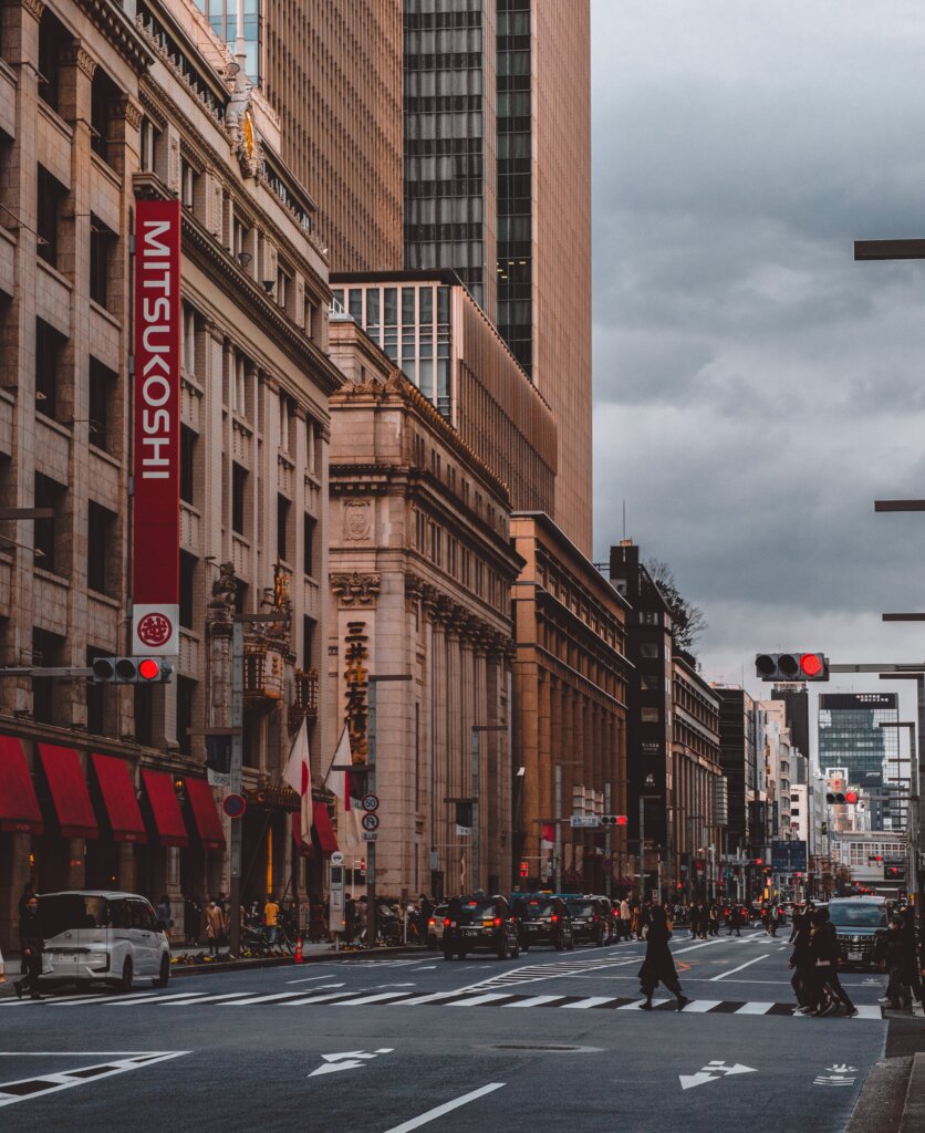 海外のクラシック映画のようなポートレート写真 – ドラマチックな世界観をつくる撮影と編集のポイント