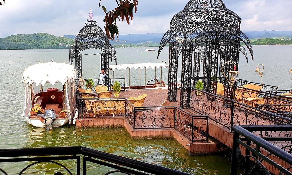 湖に浮かぶ宮殿タージ・レイク・パレスで過ごす ラジャスタンの古都 ウダイプル１泊２日西遊インディア