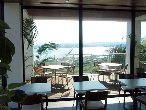 Okinawa_Pineapple古宇利オーシャンタワー、レストランOceanBlueのオリジナルタワードリンクは、高さ45cmの圧倒的な美しさを感じさせます。南国のゆったりと流れる時間の中、至福の味わいとともに、優雅なひとときをお過ごしください。Instagram