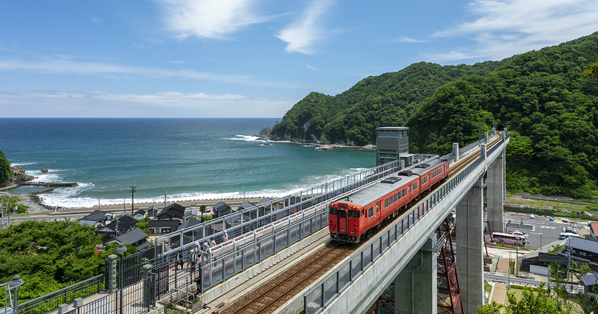 空の架け橋「余部鉄橋 空の駅 」の絶景、余部地区の港町を歩く