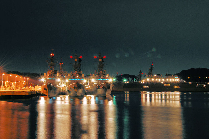 横須賀軍港と横須賀駅夜景の写真素材63060636- PIXTA