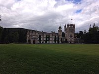 エリザベス女王の思い出が詰まった夏の別荘、「バルモラル城」の歴史を振り返るELLE DECORエル・デコ