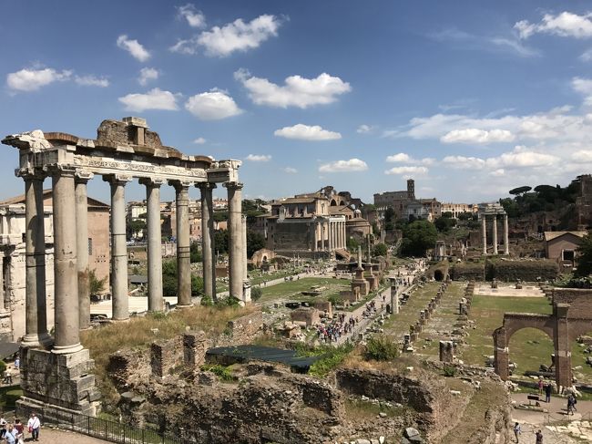 古い城の遺跡、古代の石造りの建物、ヨーロッパ、パノラマ。伝統的なヨーロッパ建築Premium写真