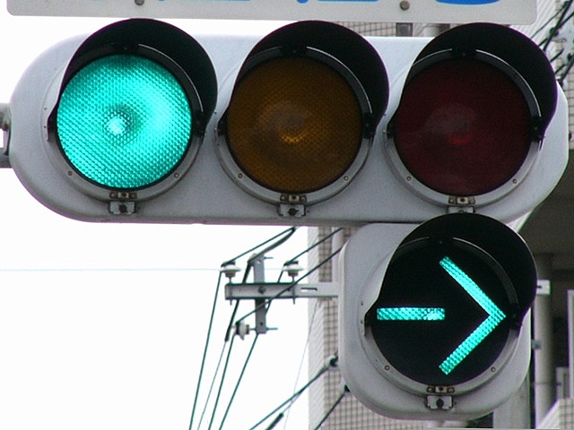 赤なのに全方向矢印「←↑→」が点灯する信号機！ 普通の青信号と何が違う？ その意外な役割とは。KURU