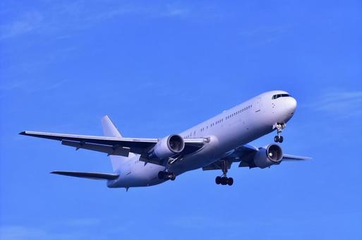 飛行機のローアングル写真 · 無料の写真素材