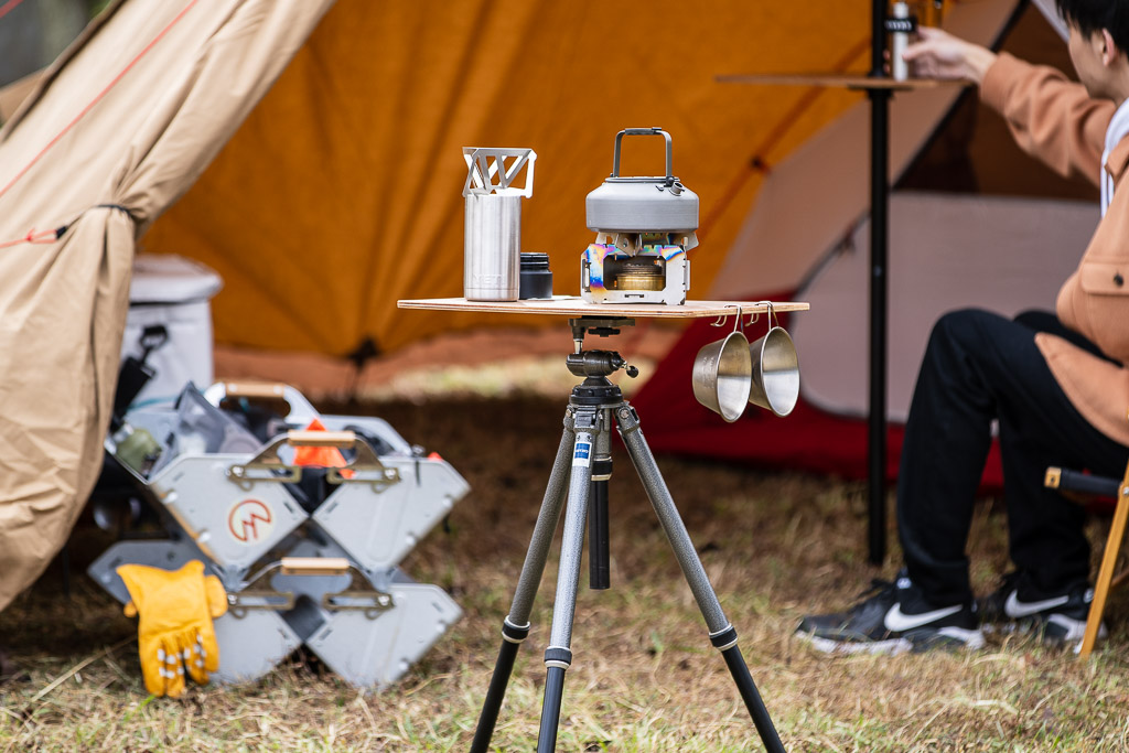 カメラ三脚をモバイルテーブルに！アウトドアでも使える国産ヒノキ材