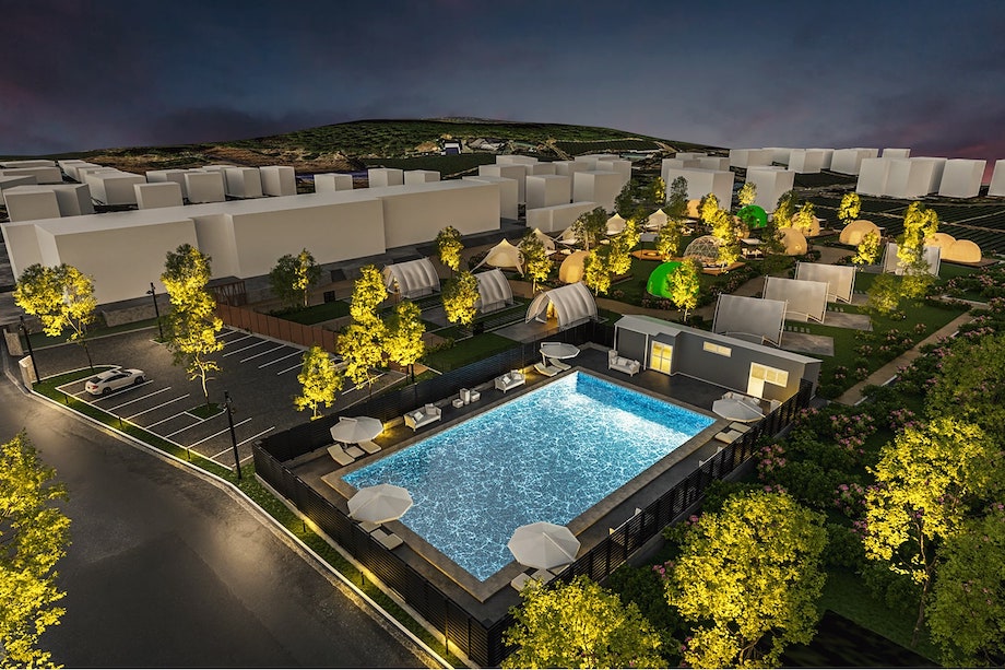 校庭にテント、図書室は受付、校長室は 廃校がグランピング施設に静岡県 ：朝日新聞