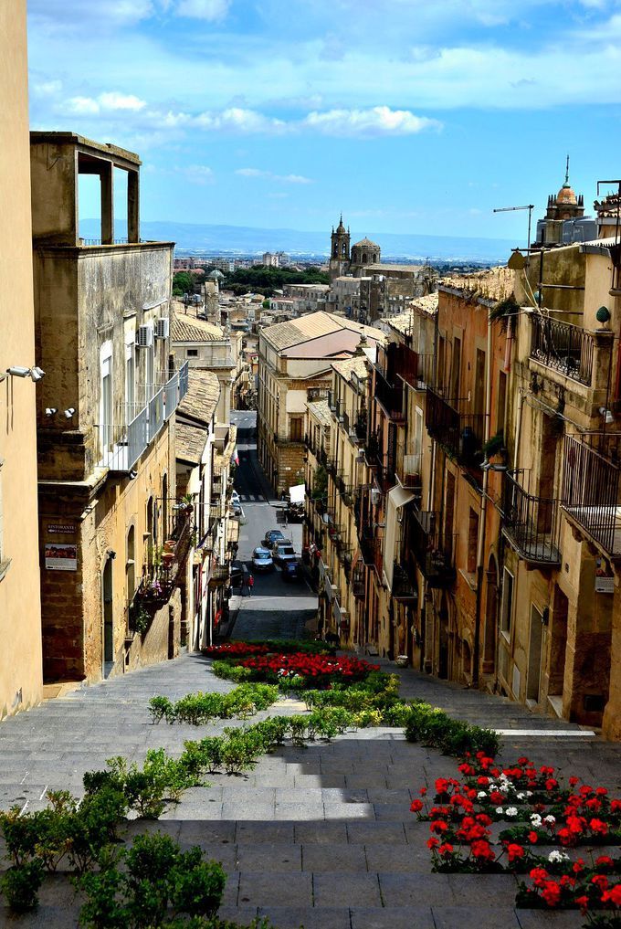 イタリア シチリア島 タオルミーナ 壺と街並みの写真素材64355920- PIXTA