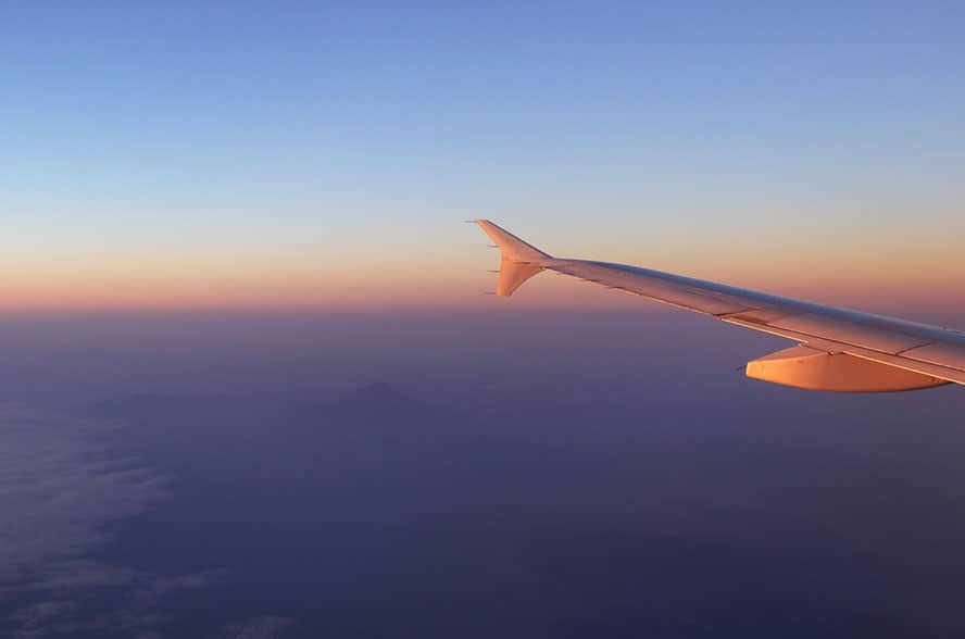 翼の横に空気の飛行機の窓から雲空の景色の写真素材・画像素材 Image 33111828