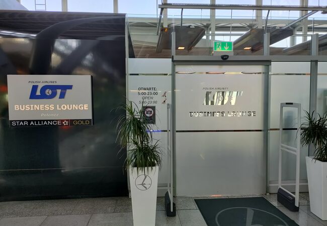 ワルシャワ・ショパン空港LOT.com