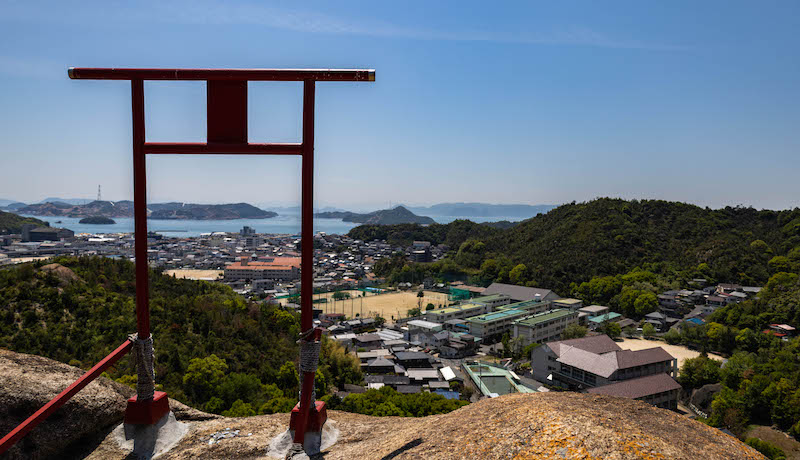 富士山インターネットセレブアトラクションにチェックインする13名少人数 天空の鳥居＆新倉山浅間公園＆忍野八海＆氷川時計店＆コンビニローソンの1日ツアー 東京発Klook