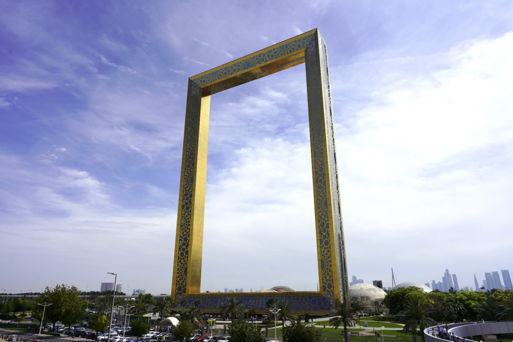 映える～！ドバイ最新世界一の人気スポット・ドバイフレームは過去と未来を結ぶフレームだった！トラベルスタンダードジャパン