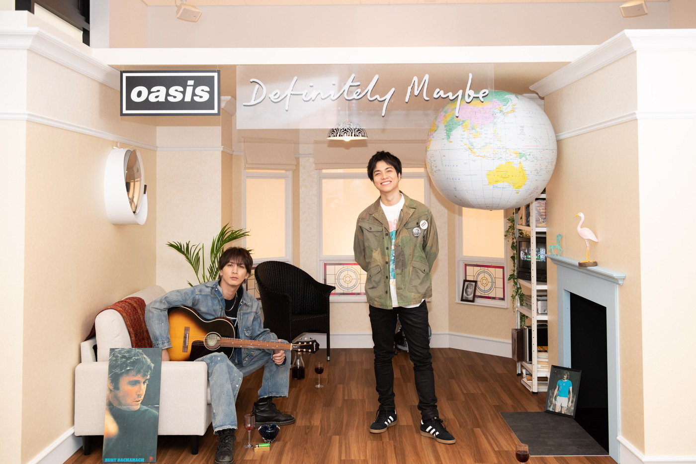 Oasis、再結成ライブに向けて辿る軌跡 『30周年特別展』は“全世代のファン”に最適な内容に -