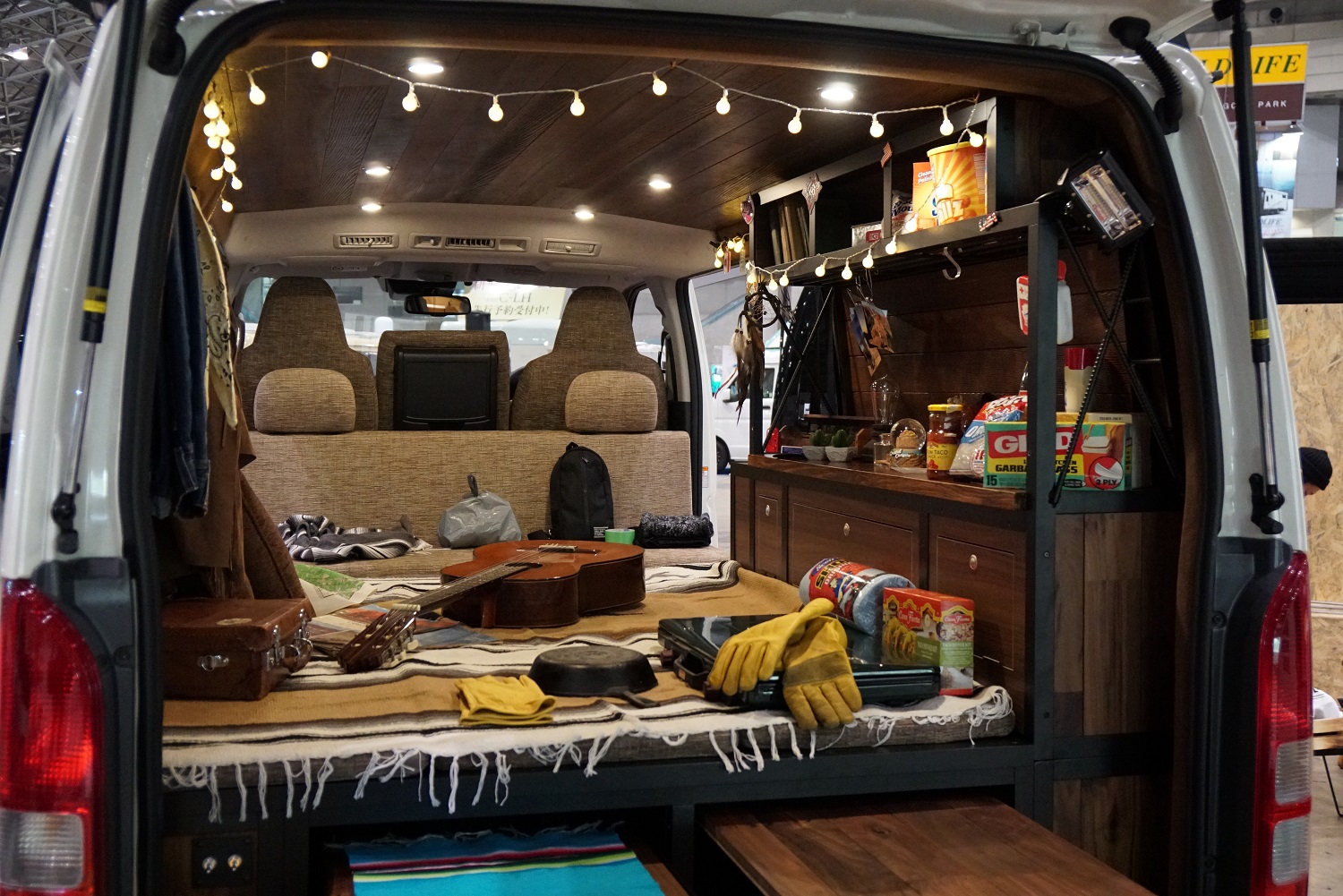 1年分の荷物を搭載！キャンピングカーに暮らす夫婦の「冬の荷物」収納方法Carstayの情報発信メディアVANLIFE JAPAN