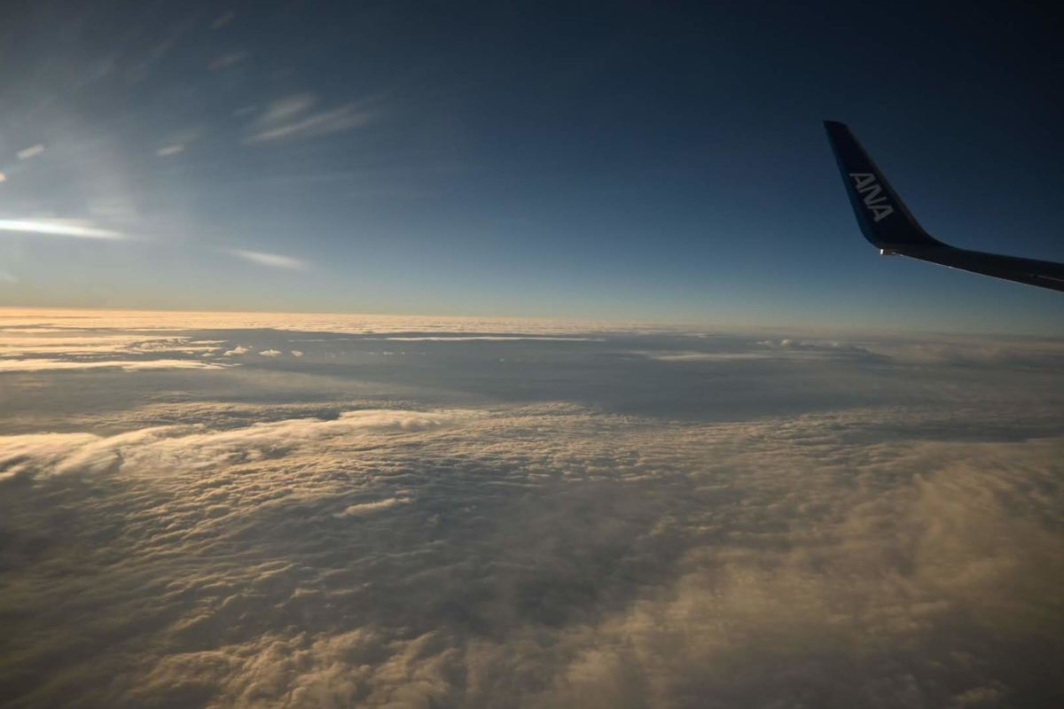飛行機の機内からの『夜景の撮り方』〜座席の選び方から撮影のコツまで紹介〜アルカスイス互換って楽しい そして たまにFIAT〜カメラ・カメラ機材に関するブログ