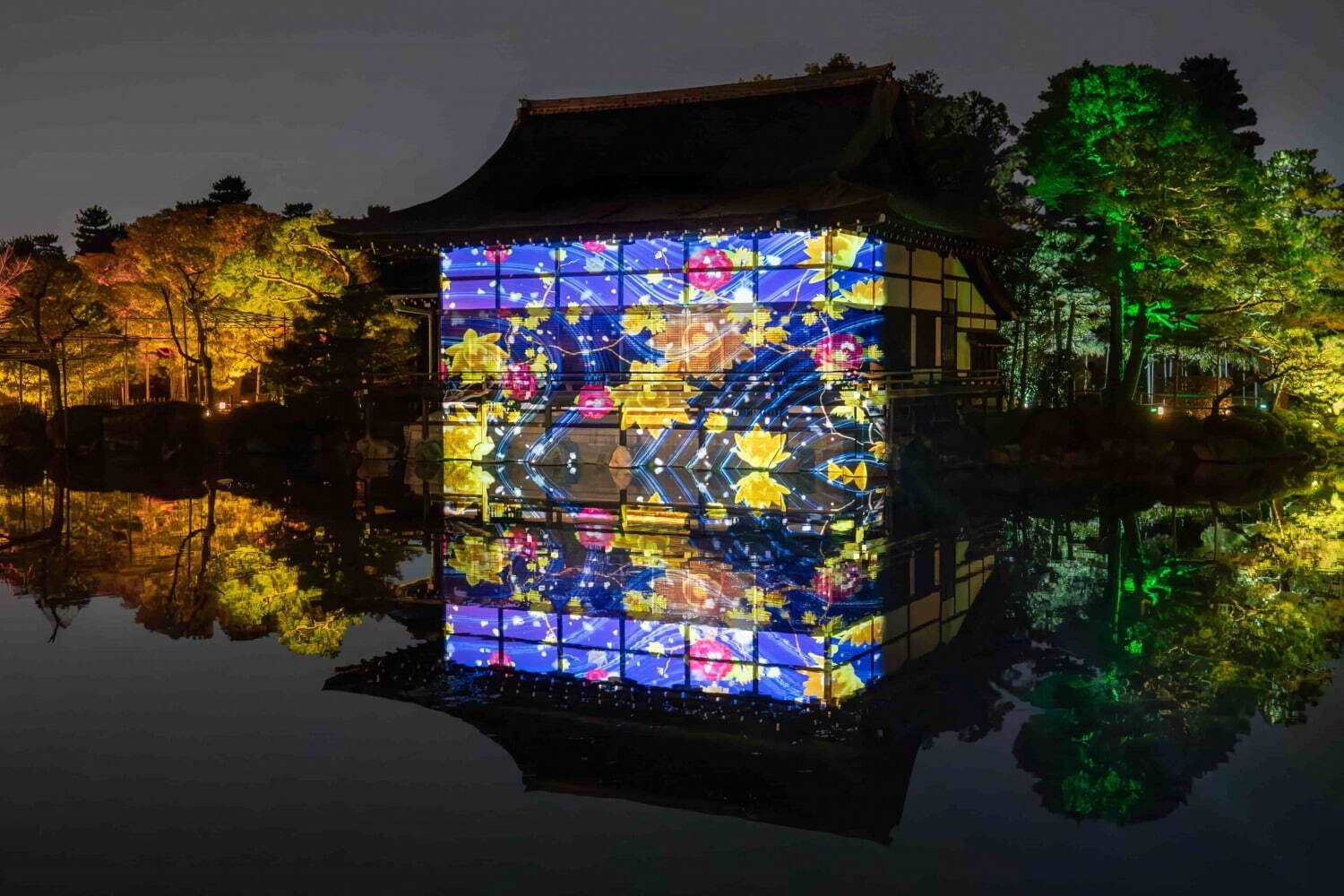 平安神宮神苑 屋根付きの橋「橋渡」のある池泉庭園 -庭園ガイド
