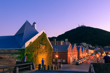 函館どつくレンガ倉庫写真展のお知らせ函館の代表的な観光スポットである金森赤レンガ倉庫よりさかのぼること8年、明治34年に建てられたとされる「函館 どつくレンガ倉庫 旧弁天倉庫 」。100メートル以上も続く赤レンガの壁は圧倒的な存在感で、函館の歴史を見つめ