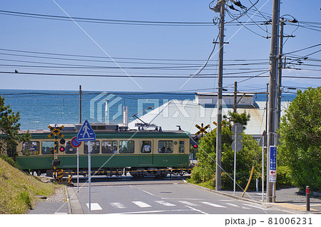 七里ガ浜高校前の踏切から海と江ノ電湘南・鎌倉ぶらぶらネット