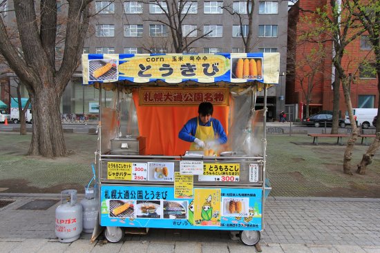 毎月10日は200円オフ 夏の名物「とうきびワゴン」ゆでたてが絶品！ 大通公園リビング札幌Web